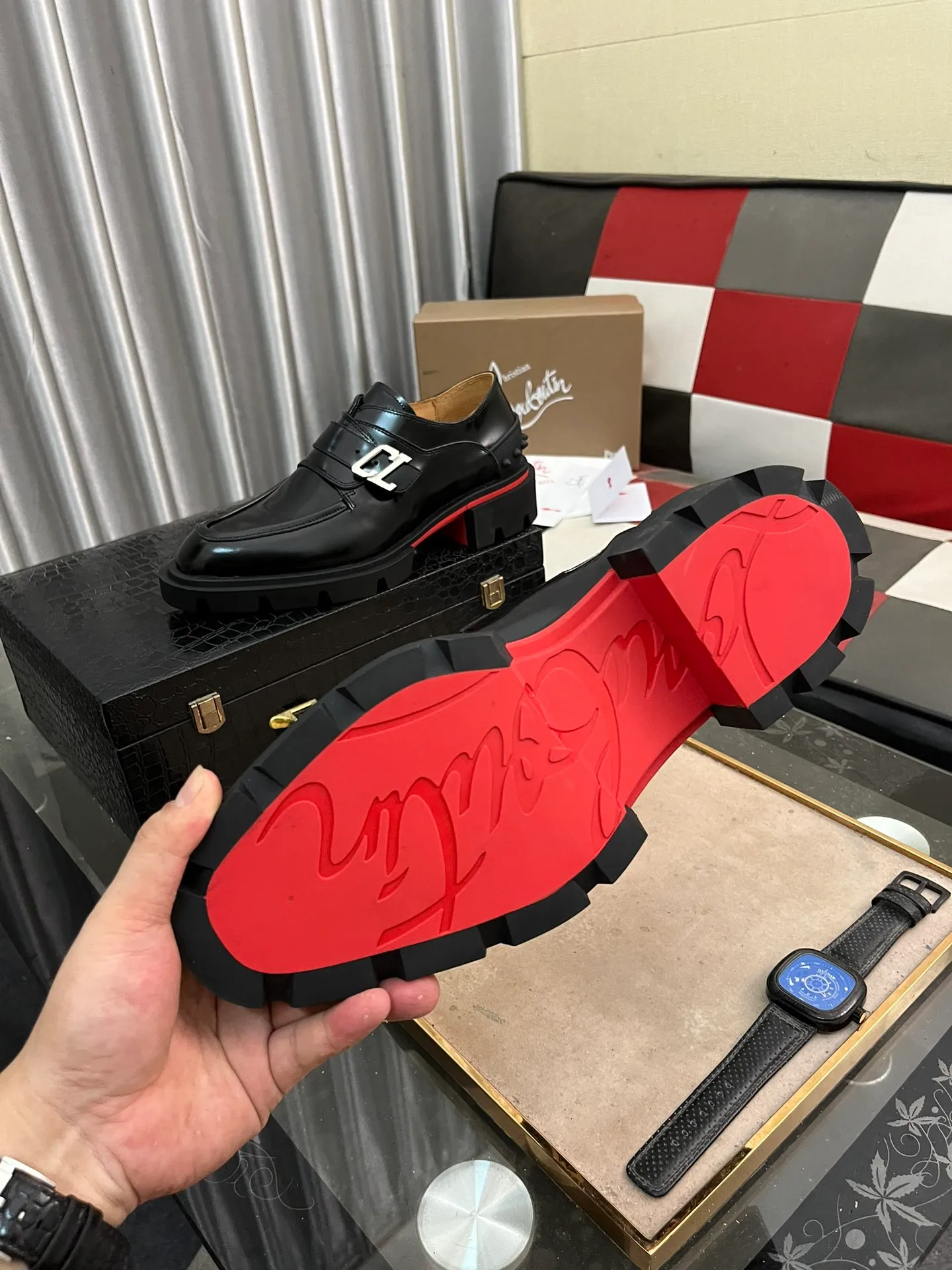 Men's shoes 💰820⌚️⌚️CL New formal leather shoes Christia* Loubouti* red-soled shoes GREGGO men's Oxford shoes Made of imported cowhide/glossy patent leather/stitched contrasting high silk suede. Three-section toe design. Iconic red outsole, the ultimate personalized shoe. Original color cowhide lining. Original Italian leather outsole; fine workmanship brings you a luxurious experience. With its neat silhouette and straightforwardness, GREGGO men's Oxford shoes are Oxford shoes born for city roaming. The elegant lines and classic silhouette exude eternal charm. The black patent leather material is exquisite and eye-catching, adding a sense of luxury to the overall look. The slender toe design is full of elegance, and matched with closed shoelaces of the same color, the sophistication is invisible. The slim sole design provides the shoes with a light foot feel, elegant steps, and a refined and elegant look. Shows outstanding texture.  Standard leather shoe size: 38-44